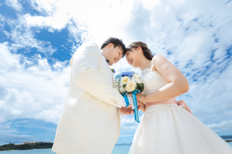 手をとりあって