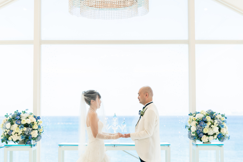 手をとりあって