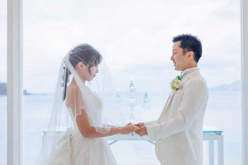 手をとりあって