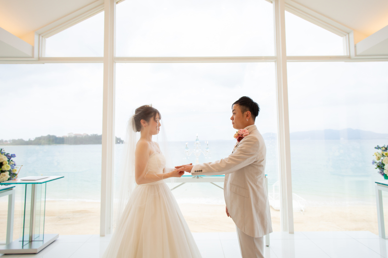 手を取り合って