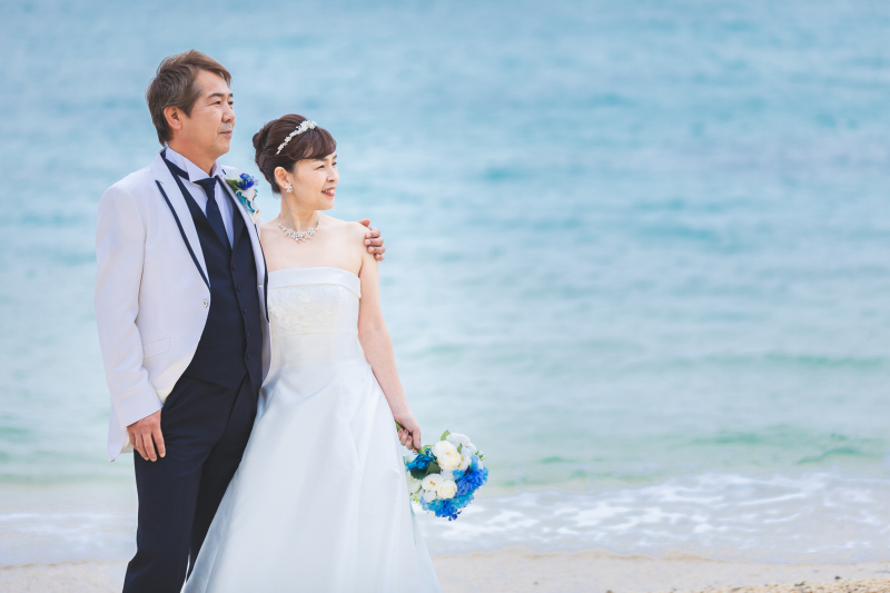 青い海を背景に！