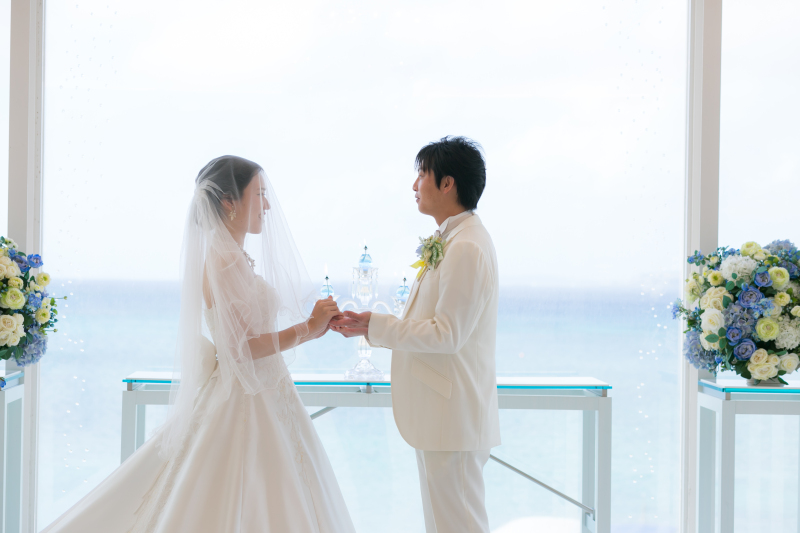 手をとりあって