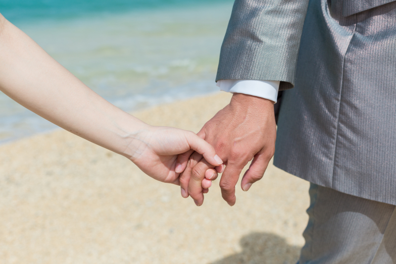 手をとりあって