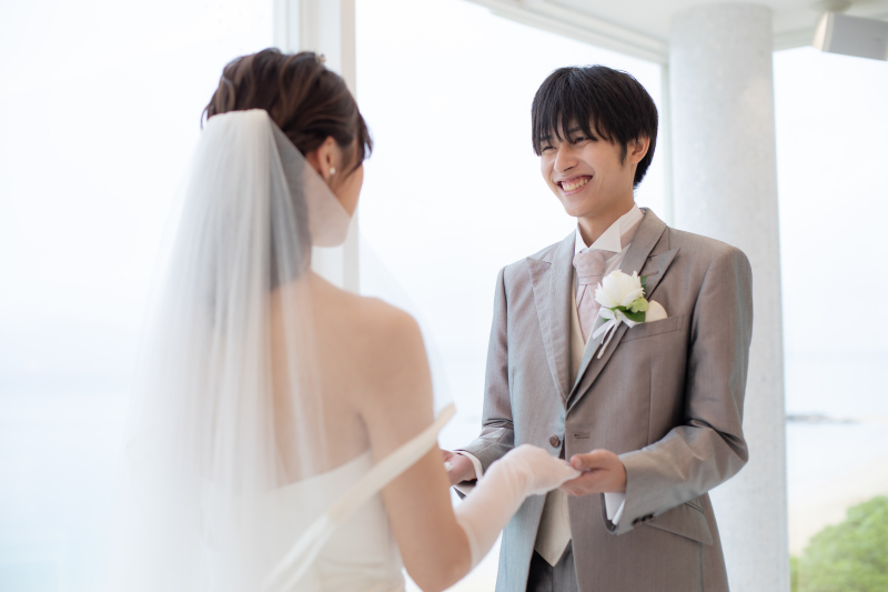 手をとりあって