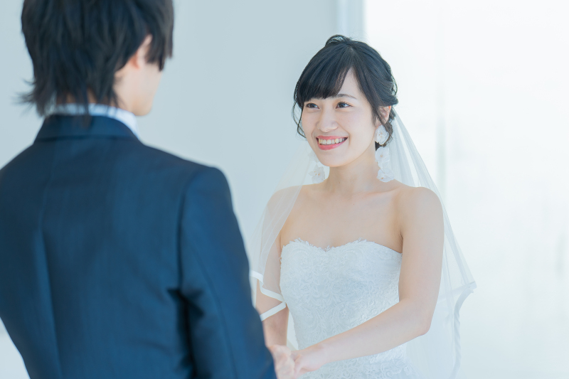 手をとりあって