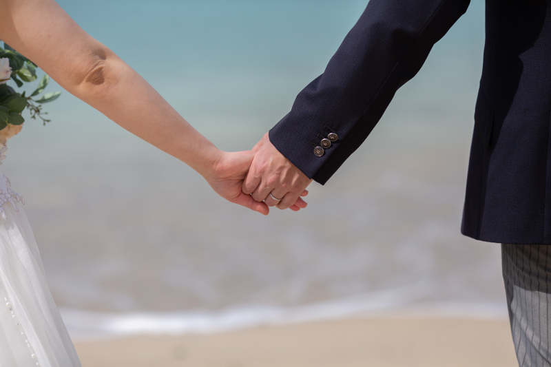 手をとりあって