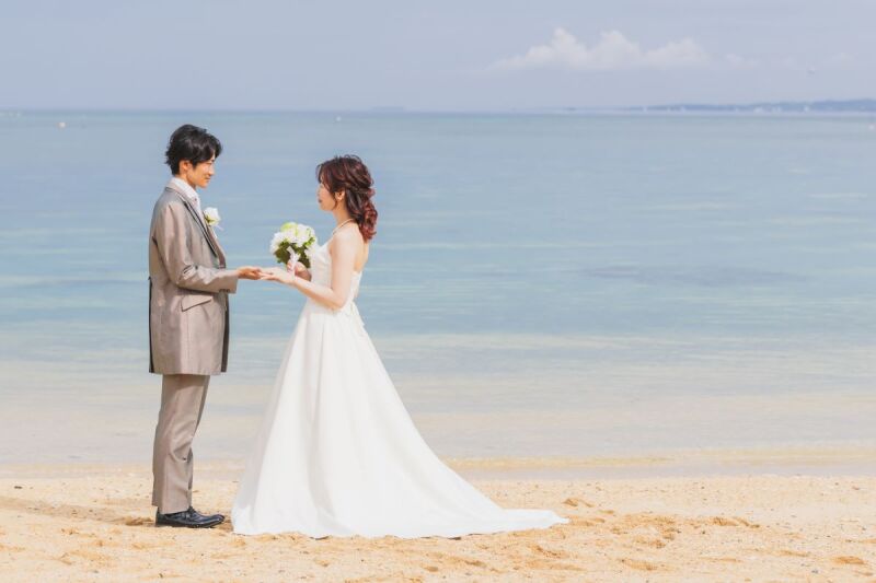 手を取り合って