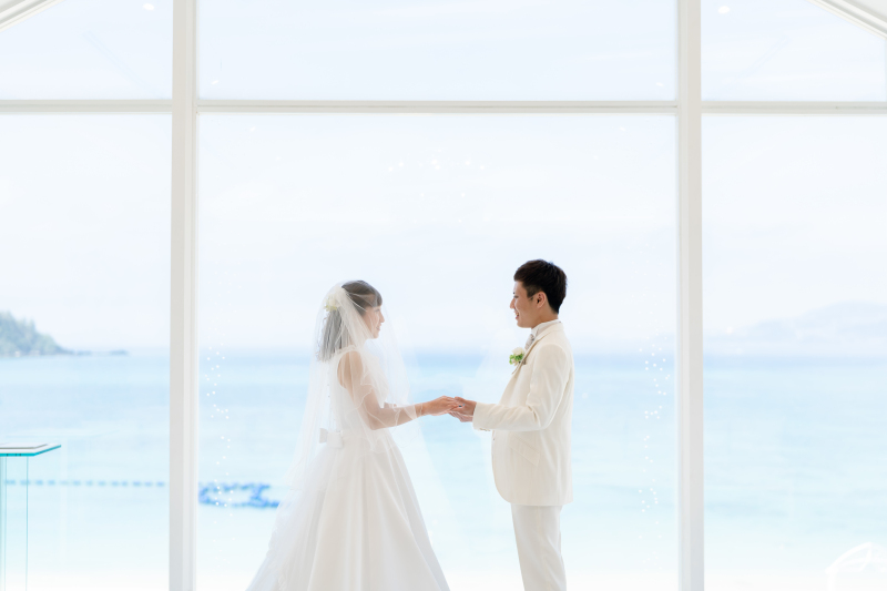 手をとりあって