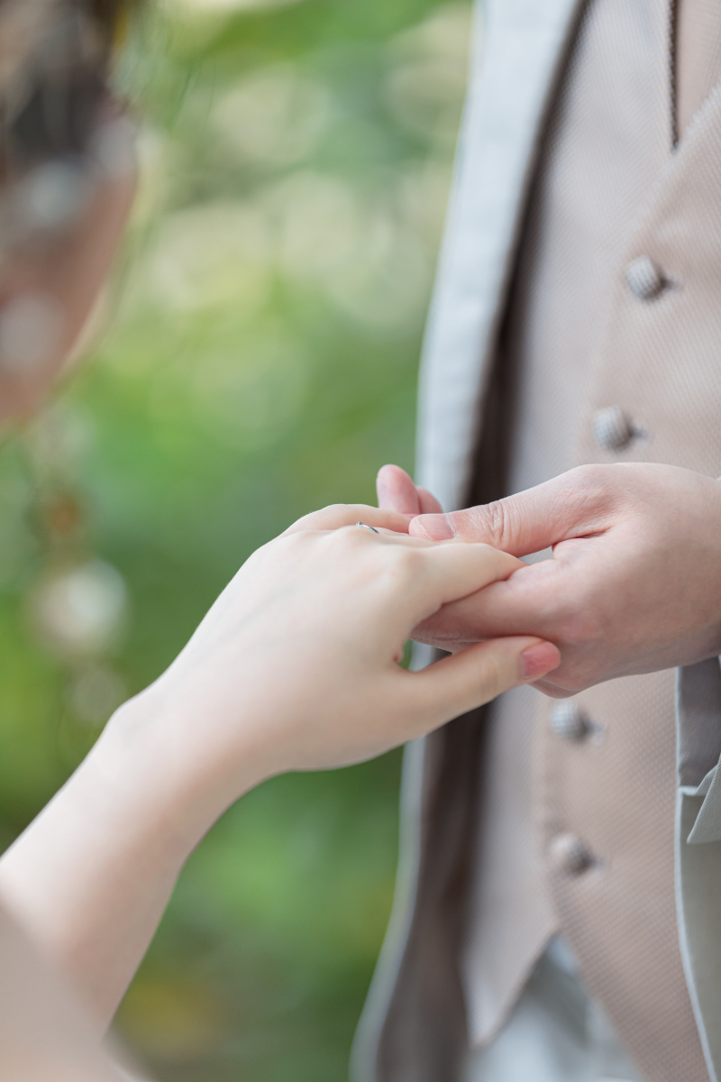 手を取り合って