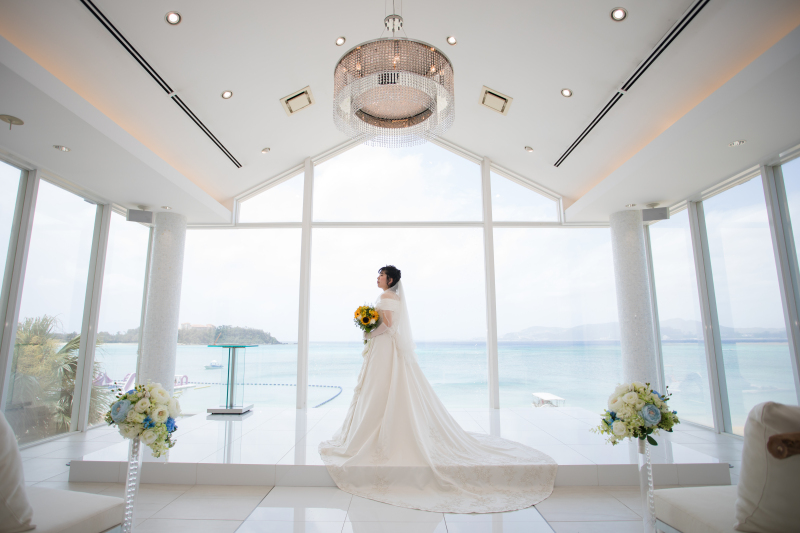 海をバックに新婦ソロショット　