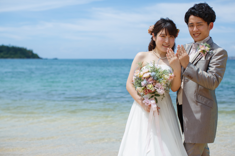 指輪を見せながら・・