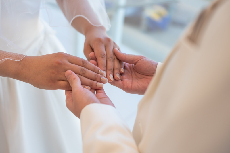 手をとりあって