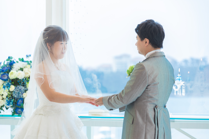 手をとりあって