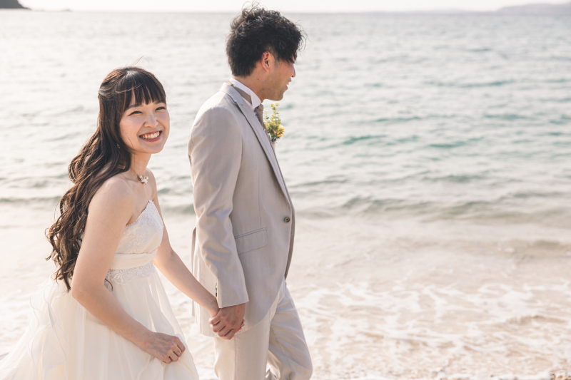 手をとりあって