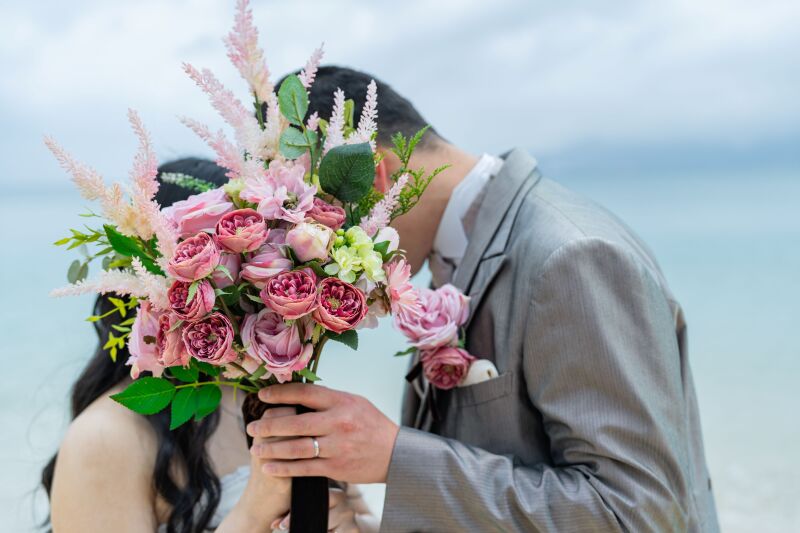 ブーケで顔隠し