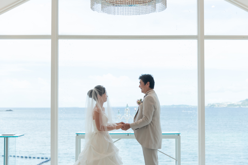 手をとりあって