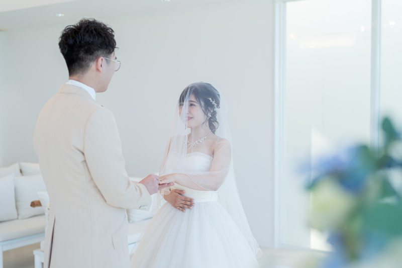 新郎様を見つめる可愛らしい新婦様