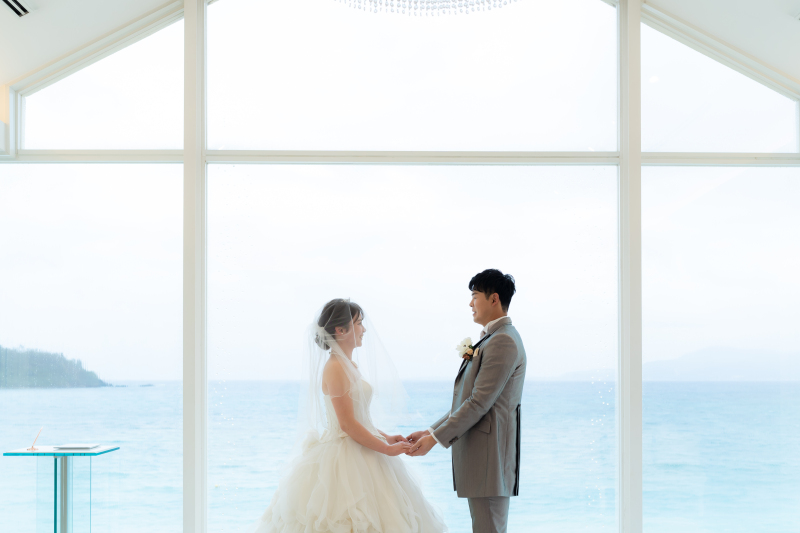 手をとりあって