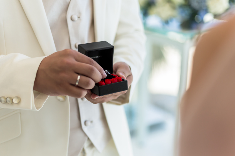 指輪のケースをパカッ