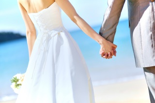 青い海に吸い込まれそうな後ろ姿