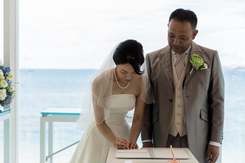 優しく見つめる新郎様