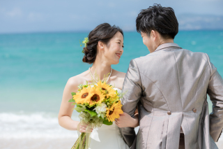 ヒマワリのような明るいカップル