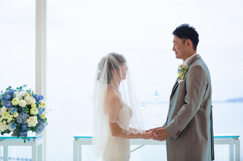 手をとりあって