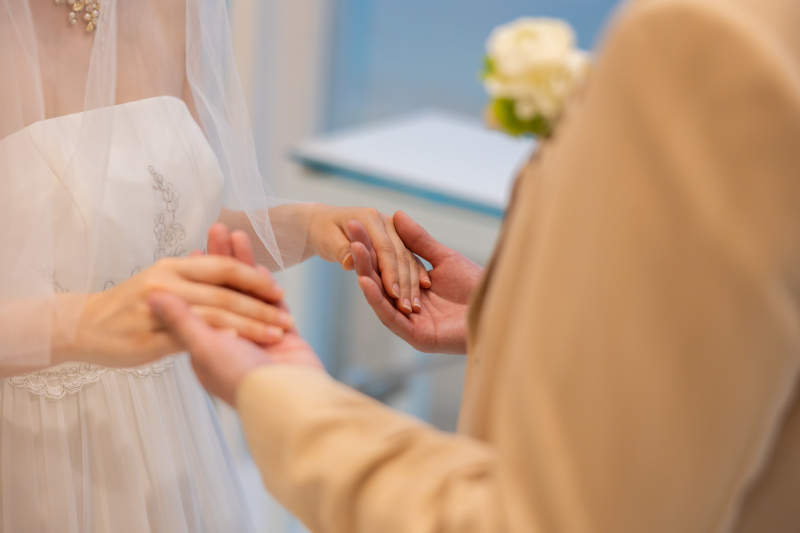 手を取り合って