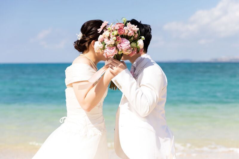 ブーケで顔を隠して