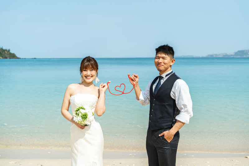 定番の「運命の赤い糸」ショット