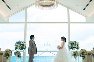 沖縄の海の見えるチャペルで...