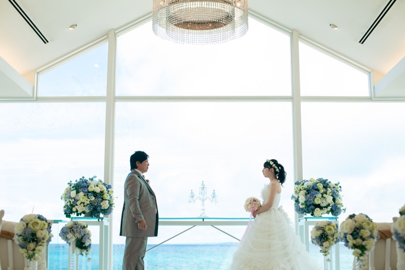 沖縄の海の見えるチャペルで...