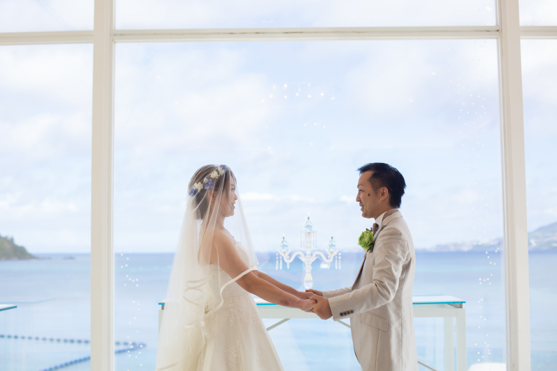 手をとりあって