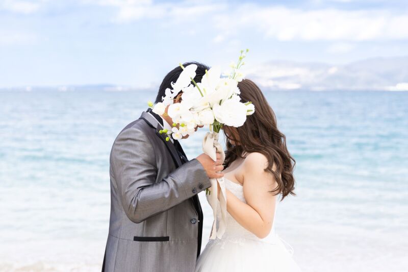 ブーケで顔を隠して