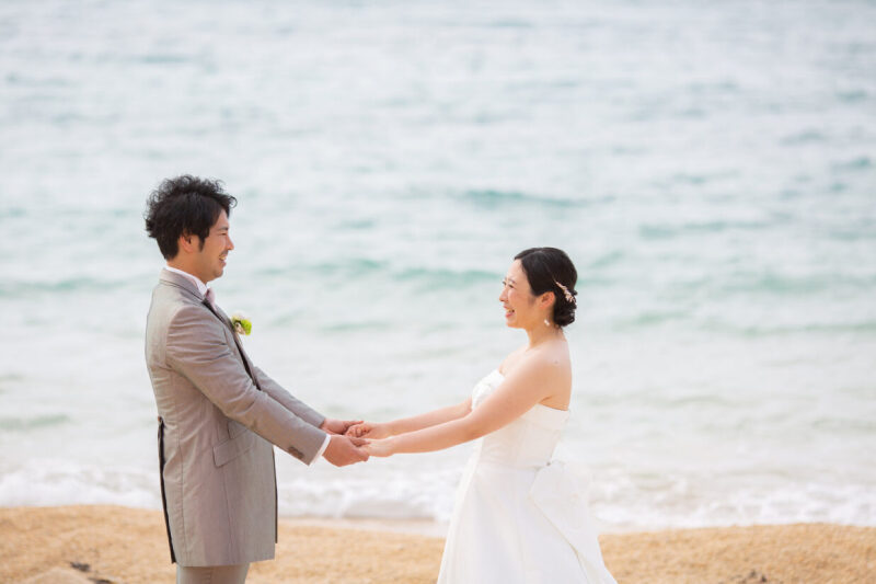 手を取り合って