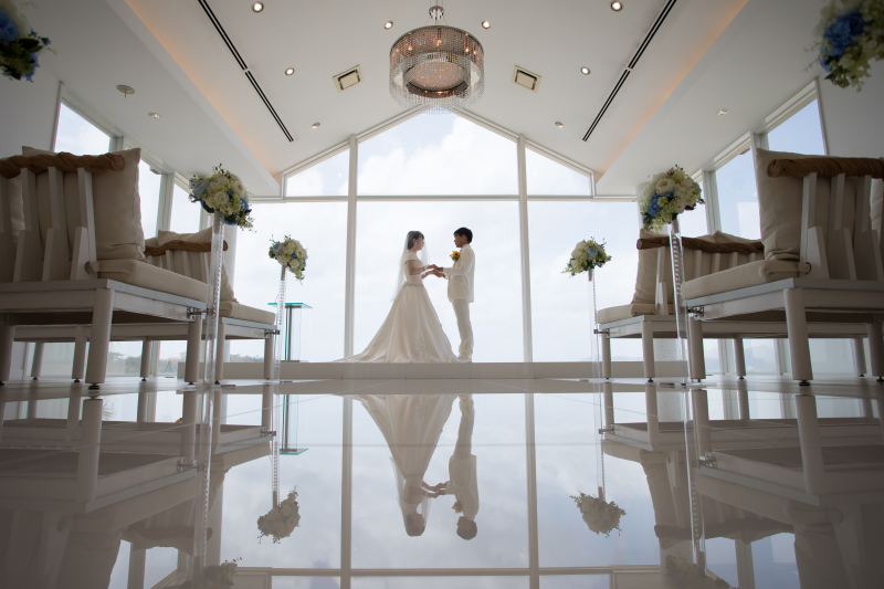 手をとりあって