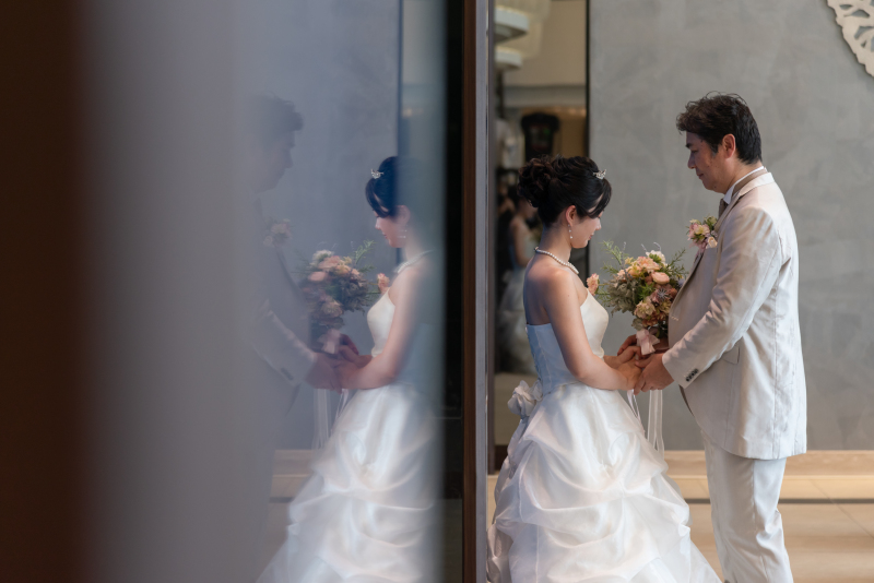 手をとりあって