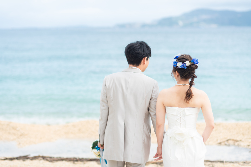 手をとりあって