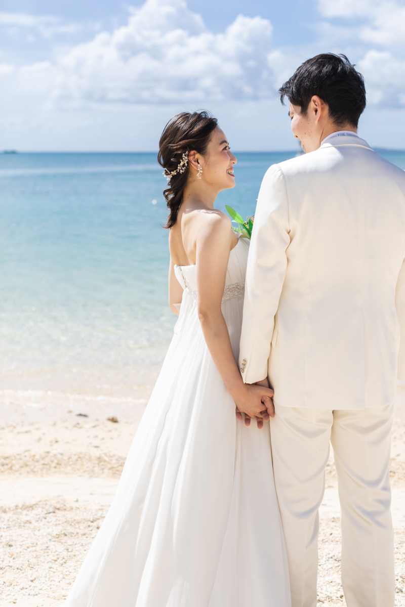 青い海に真っ白なお二人