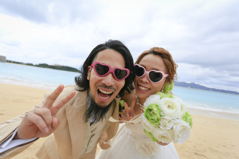 挙式の後はビーチで撮影！！
