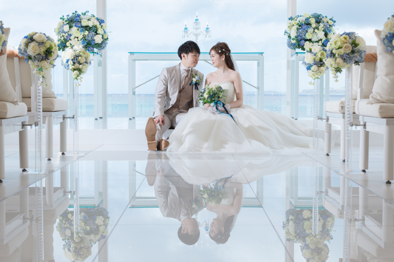 水面に浮かんでいるような、チャペルのワンシーン