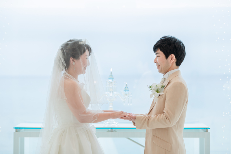 手をとりあって