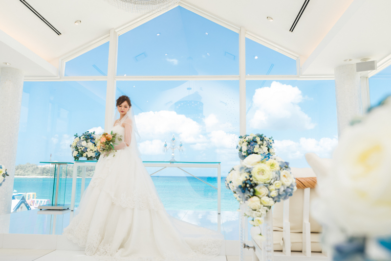 晴れやかな空に