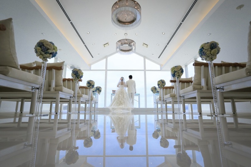 ナチュラルテイストなチャペルで海をバックに♪