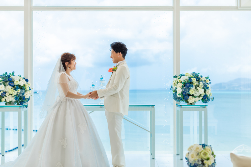 手を取り合って