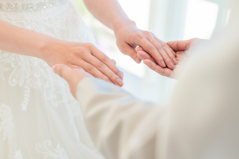 手をとりあって