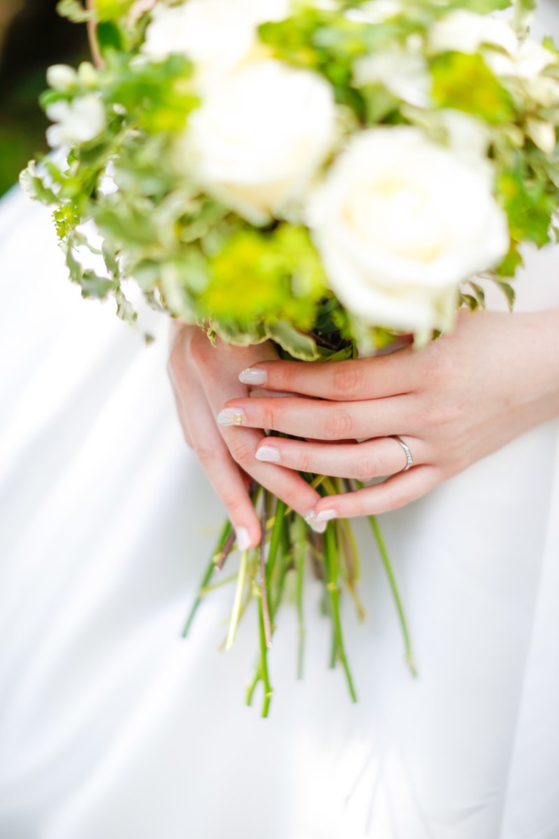 貝殻のネイルに生花のブーケ