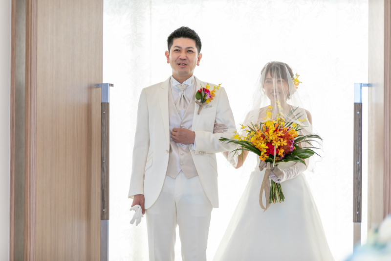 しっかりと腕を組んで