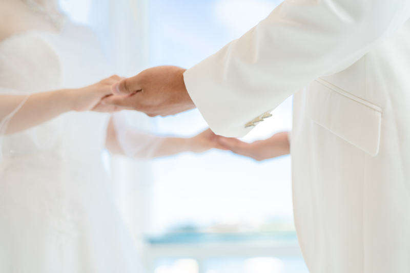 手をとりあって