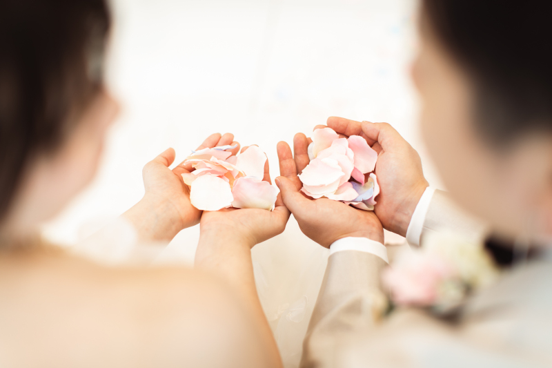 両手いっぱいに花びらを…